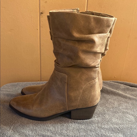 Tan Heeled Boots with Chunky Heel and Slouchy Style - Picture 4 of 6